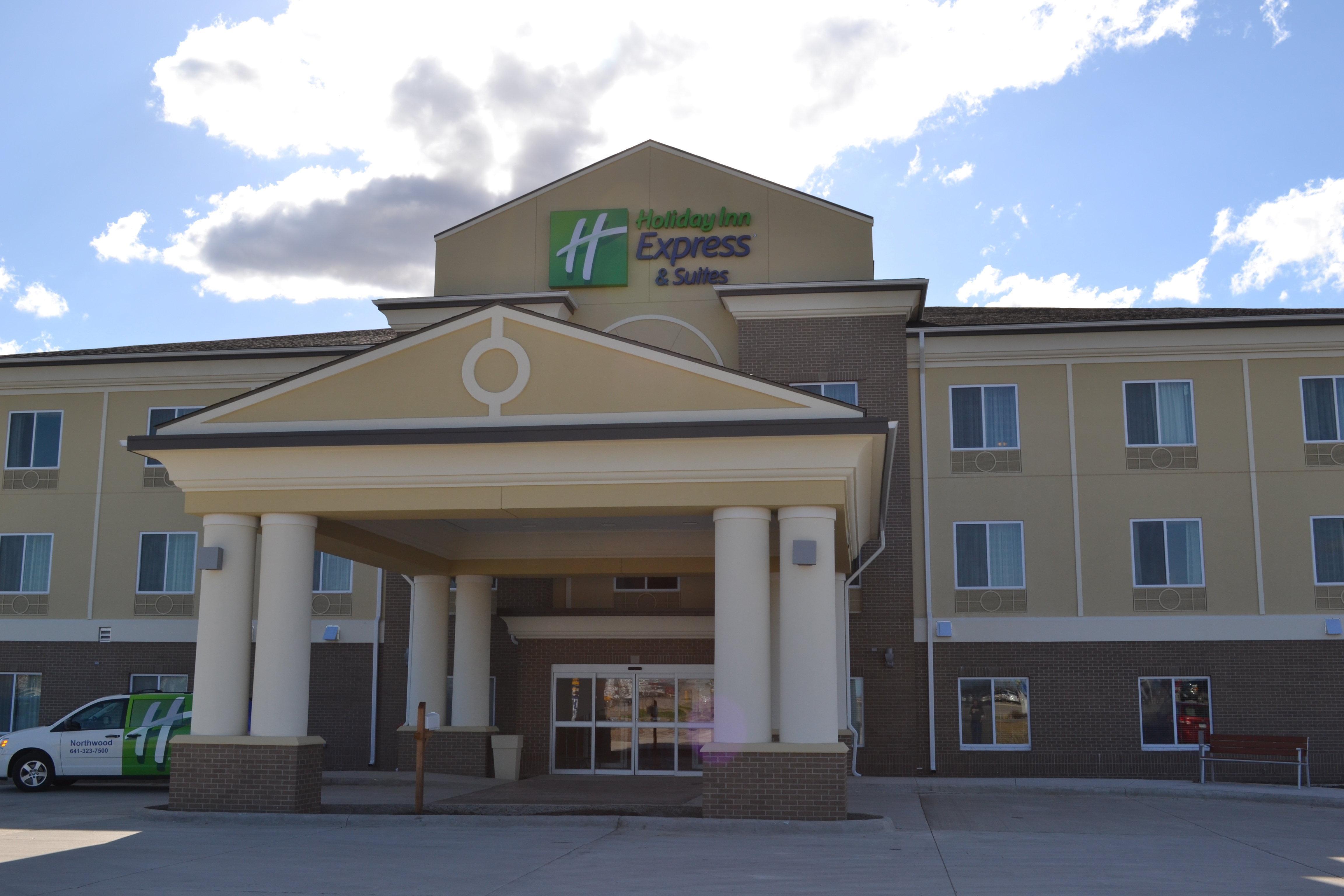 Holiday Inn Express & Suites Northwood By Ihg Silver Lake Екстериор снимка