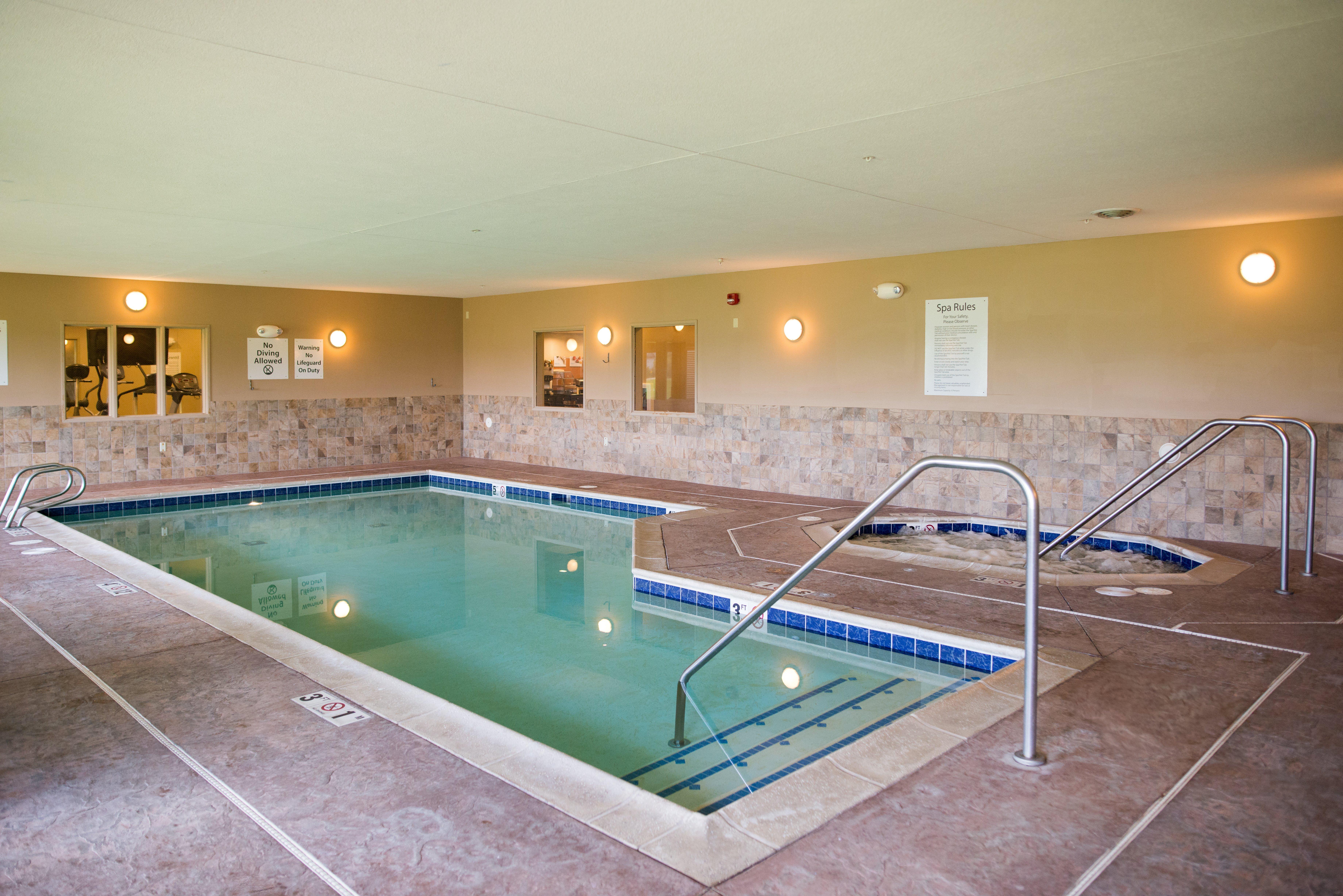 Holiday Inn Express & Suites Northwood By Ihg Silver Lake Екстериор снимка