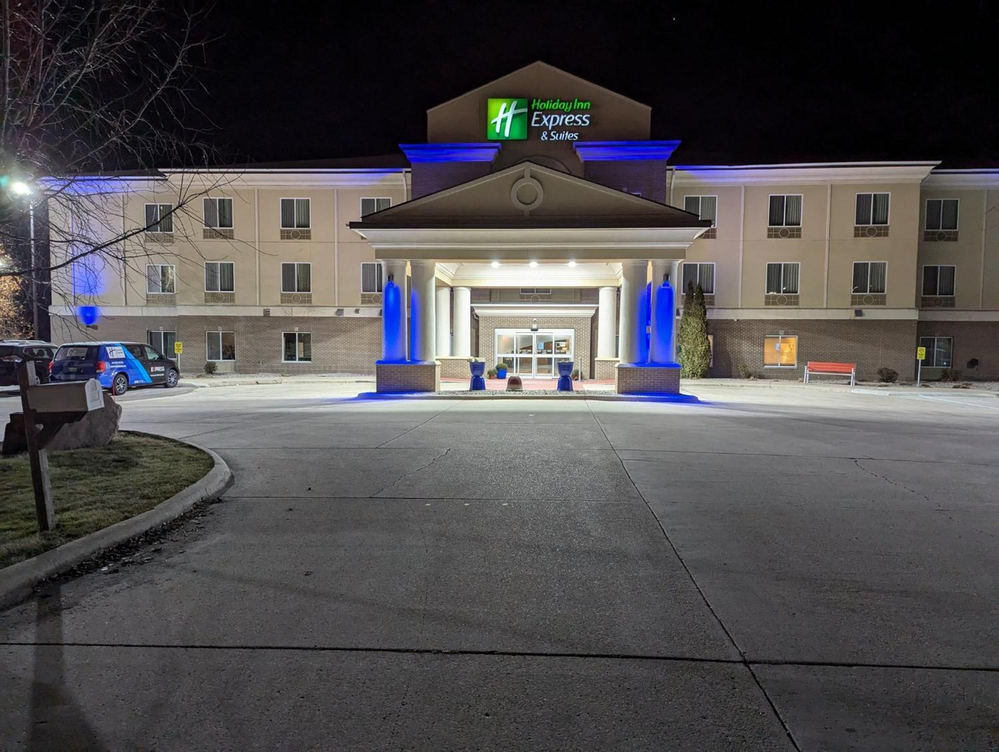 Holiday Inn Express & Suites Northwood By Ihg Silver Lake Екстериор снимка