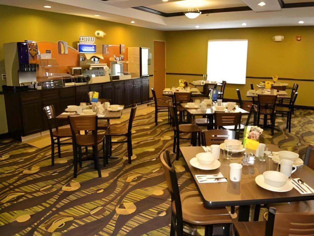 Holiday Inn Express & Suites Northwood By Ihg Silver Lake Екстериор снимка
