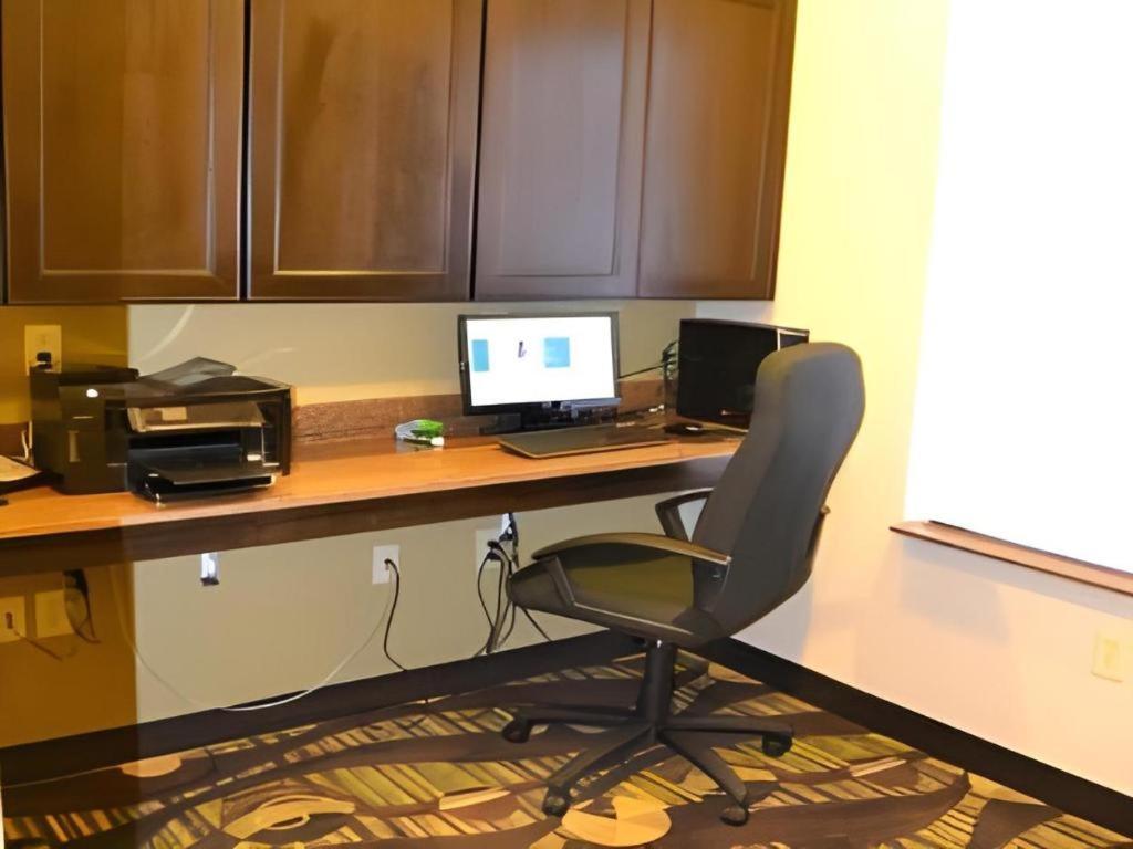 Holiday Inn Express & Suites Northwood By Ihg Silver Lake Екстериор снимка