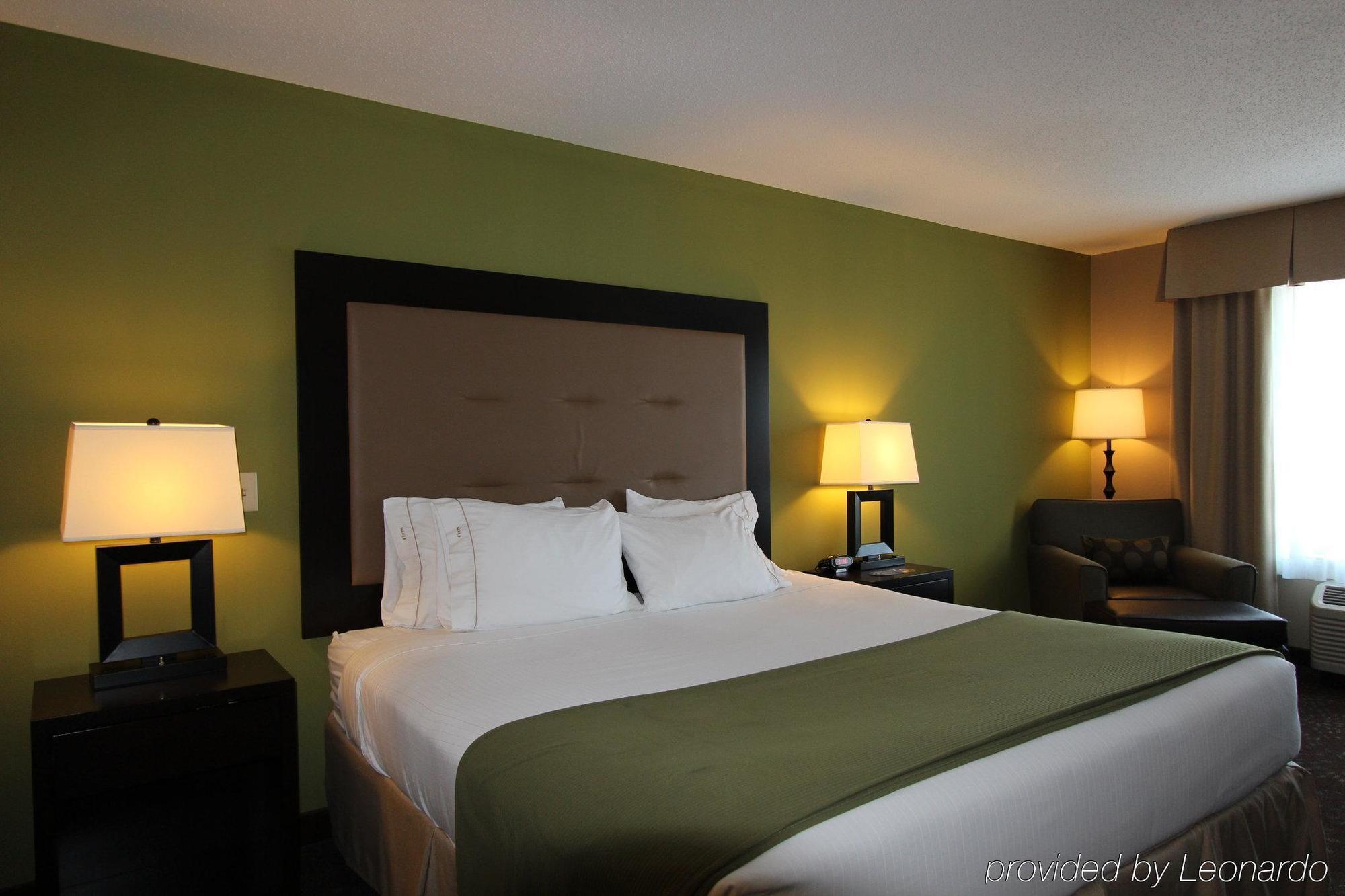 Holiday Inn Express & Suites Northwood By Ihg Silver Lake Екстериор снимка