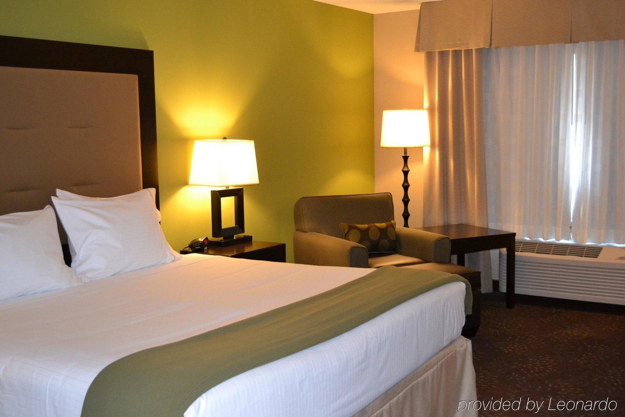 Holiday Inn Express & Suites Northwood By Ihg Silver Lake Екстериор снимка
